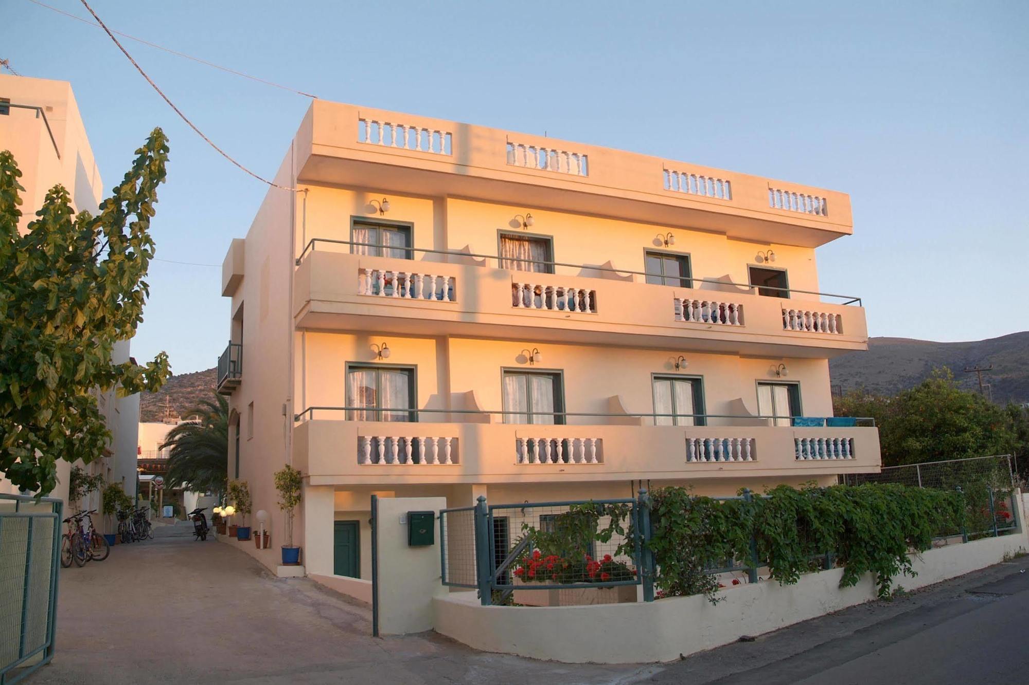 Theoni Apartments Малиа Екстериор снимка